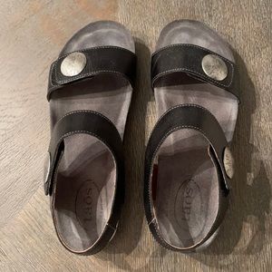 Women’s Taos footwear black sandals